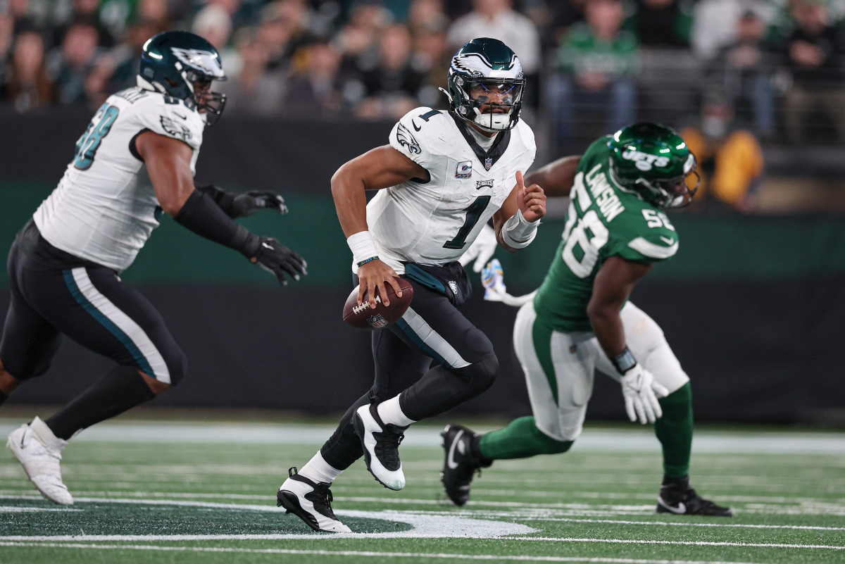 Jets' DE Carl Lawson (58) pursues Eagles' QB Jalen Hurts (1)